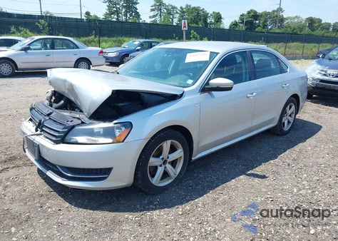 2014 Volkswagen Passat 1.8T Wolfsburg Edition z USA, uszkodzony, nr VIN 1VWAT7A39EC051562